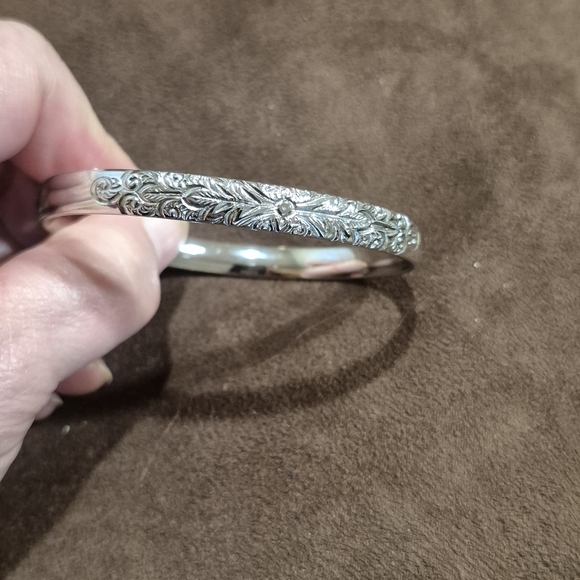Elegant Floral W & D Silver tone Floral Bangle - Picture 8 of 9